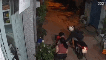 Trượt ngã trong lúc hành nghề, tên cướp điện thoại bị cả xóm lao ra vây bắt