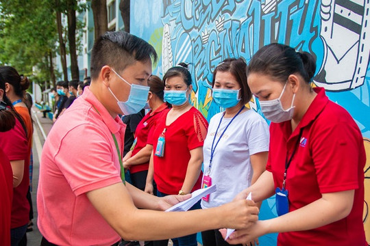 Công nhân lao động ấm lòng giữa mùa dịch