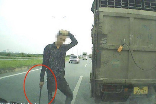 Tước bằng lái nam tài xế chặn đầu xe con trên cao tốc