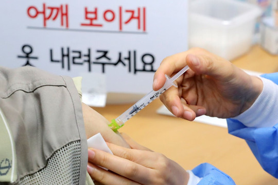 Hàn Quốc xác nhận 105 trường hợp lỗi khi tiêm vaccine ngừa COVID-19