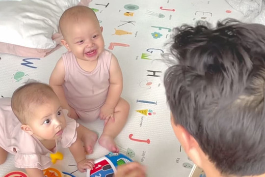 Thái độ trái ngược của cặp song sinh nhà Hà Hồ khi 'tham dự' lớp học của ba Kim Lý