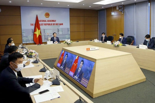 Chủ tịch Quốc hội Vương Đình Huệ hội đàm với Chủ tịch Nhân đại Trung Quốc Lật Chiến Thư
