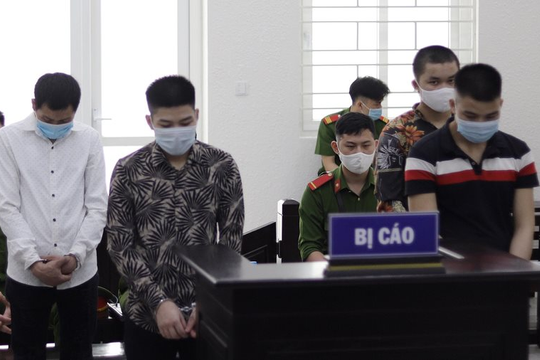 Giết đồng nghiệp, bốn thanh niên lần lượt dắt nhau vào tù