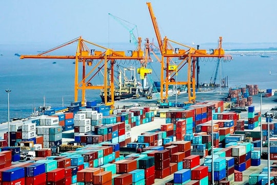 Hàng container qua cảng biển Việt Nam tăng 22%