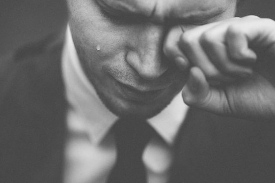 Trước khi phân chia tài sản, bố đưa ra một tờ xét nghiệm ADN cũ kỹ làm tôi suy sụp hoàn toàn