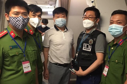 Bàn giao đối tượng truy nã cho Cảnh sát Quốc gia Hàn Quốc