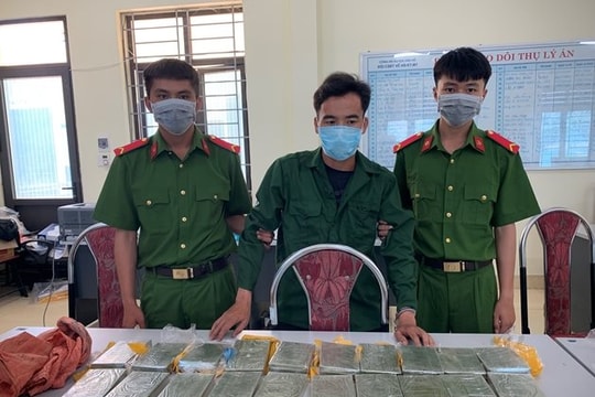 Bắt giữ đối tượng “cõng thuê” 20 bánh heroin với giá 20 triệu đồng