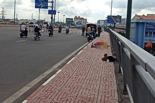 Người đàn ông chết trên cầu Bình Lợi, có nhiều vết thương trên người