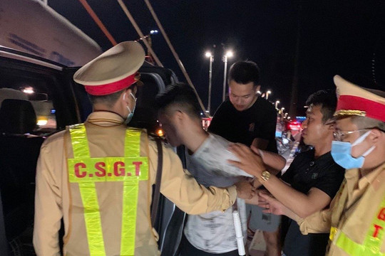 Giải cứu nam thanh niên có ý định tự tử trên cầu Bãi Cháy