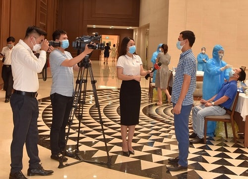 Báo chí trong cuộc chiến chống tin giả trên mạng xã hội