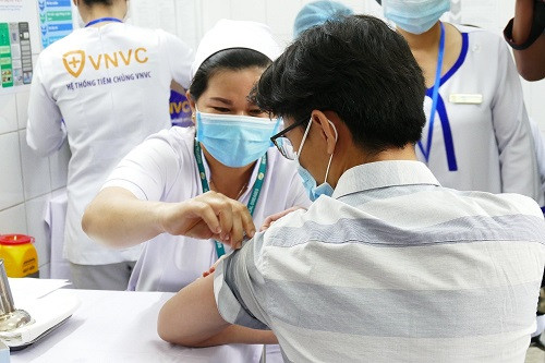 Đến cuối năm 2021, TPHCM phấn đấu tiêm vắc xin Covid-19 cho 2/3 dân số