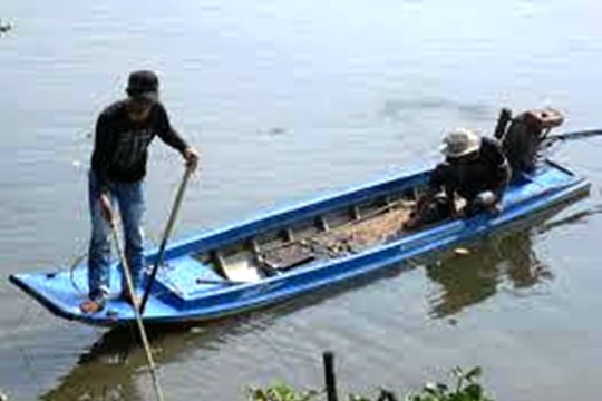 Dùng điện chích cá trên sông, hai vợ chồng bị điện giật tử vong