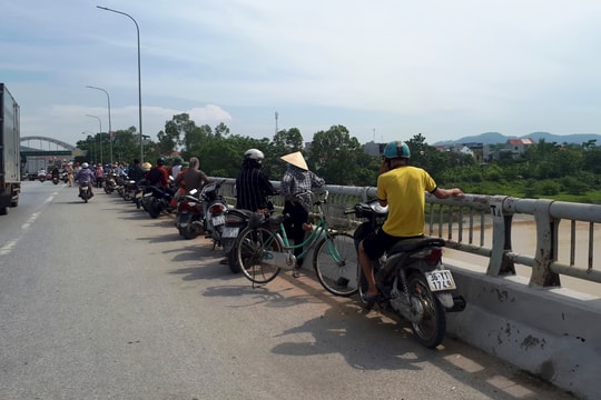 Để lại xe đạp, cô gái 20 tuổi nhảy cầu tự tử