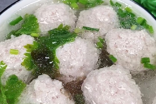 Các mẹ hãy cho con ăn thêm canh rong biển thịt viên mùa này để bổ sung sắt và canxi nhé!