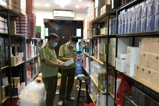 Thu giữ hàng nghìn lọ nước hoa dán nhãn thương hiệu nổi tiếng