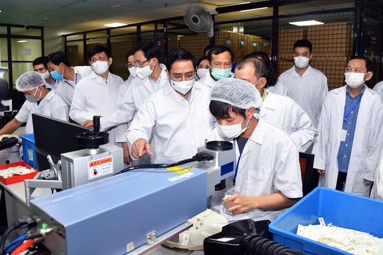 Thủ tướng: Chậm nhất tháng 6/2022 phải có vaccine COVID-19 sản xuất trong nước
