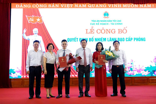 Trao Quyết định bổ nhiệm lãnh đạo cấp phòng Cục Kế hoạch - Tài chính TANDTC