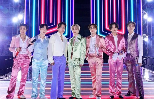 Netizen "sang chấn" trước loạt trang phục phi bóng lòe loẹt của BTS