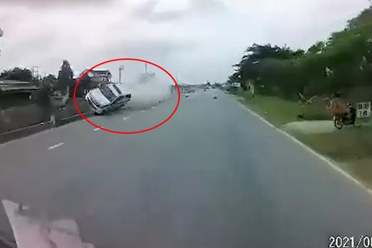 Clip xe ô tô tuần tra CSGT Hải Dương đâm xe đạp điện, 1 nữ sinh tử vong