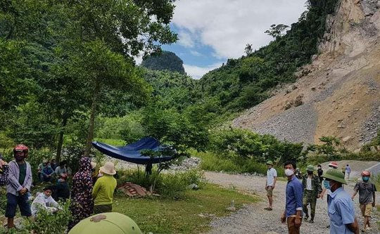 Nam công nhân bị đá rơi trúng đầu tử vong