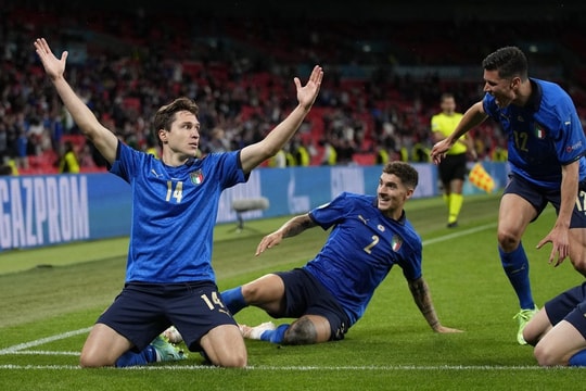 Italia và Đan Mạch vào tứ kết EURO 2020 sau những trận cầu đầy cảm xúc