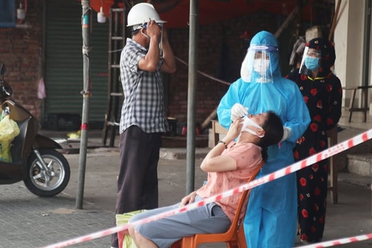 Cuộc “đoàn tụ” đặc biệt của nữ y tá với các con trong khu phong tỏa
