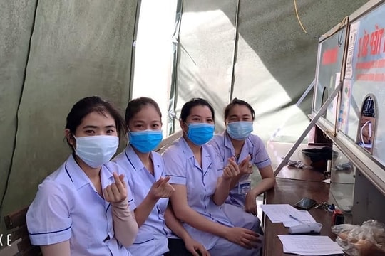 Xúc động hình ảnh những “chiến sỹ” tuyến đầu chống dịch cắt tóc cho nhau