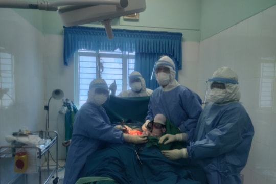 Quảng Ngãi: Sản phụ F0 chuyển dạ, một bé gái “chào đời” trong khu cách ly