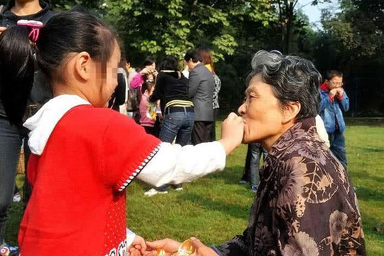 3 kiểu người già này rất thích hợp mang trẻ sơ sinh, càng mang nhiều trẻ càng thông minh, hãy xem gia đình mình đã đúng chưa nhé