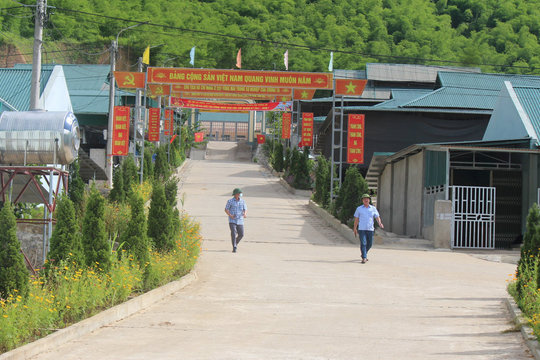 Một Sa Ná kiên cường, chuẩn kiểu mẫu
