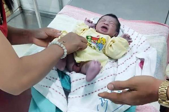 Bé trai sơ sinh bị bỏ rơi trước cổng nhà dân lúc nửa đêm
