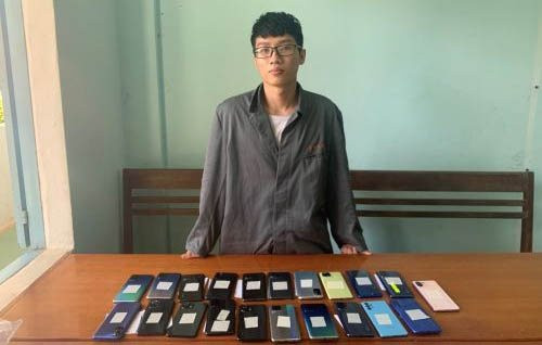 Bắt giữ nhân viên trộm cắp nhiều điện thoại của cửa hàng