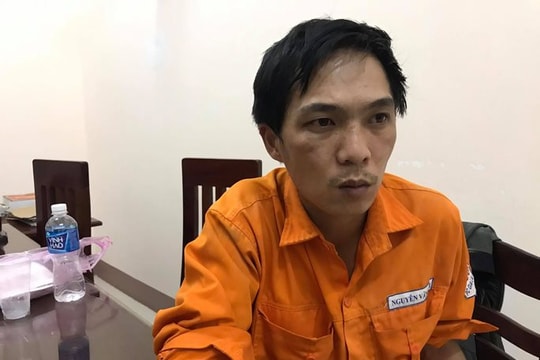 Cha tẩm xăng lên người hai con đòi đốt