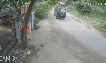 Ngã văng khỏi xe máy, nam thanh niên lăn vào gầm ô tô tải chạy ngược chiều