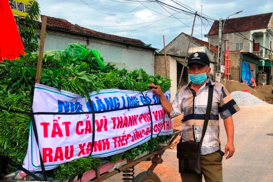 Vượt gần 100km, người đàn ông quê lúa mang “quà quê” vào hỗ trợ TP Vinh