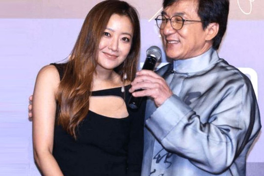 Khi quay 'Thần thoại' Kim Hee Sun bị bất tỉnh, Thành Long ôm cô chạy vào phòng, nam diễn viên làm gì trong 2 giờ đồng hồ sau đó?