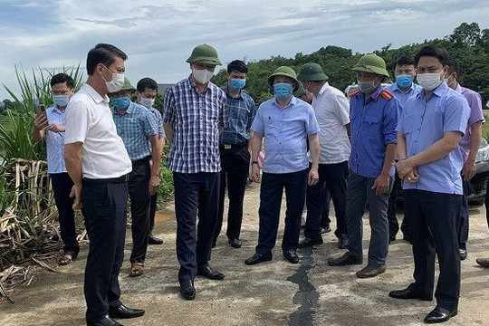 Khẩn trương khắc phục sự cố nứt mặt đê sông Bưởi
