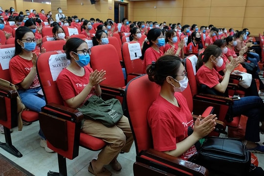 350 cán bộ, sinh viên Đại học Y Hà Nội vào Bình Dương tham gia chống dịch