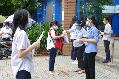 TPHCM: Gần 90.000 sĩ tử đi làm thủ tục dự thi THPT