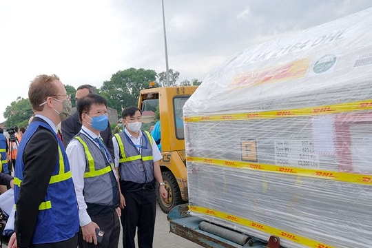 Hơn 97.000 liều vắc xin Pfizer/BioNtech về sân bay Nội Bài