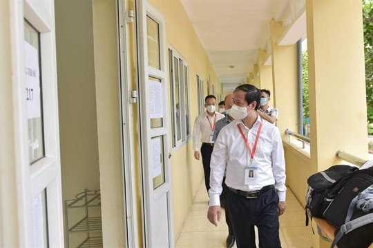 Bộ trưởng Bộ GDĐT đến thăm và động viên thí sinh làm bài thi