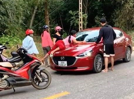Xác minh clip người phụ nữ đu bám trên nắp ca pô ô tô
