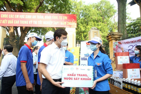 Ban tổ chức chương trình tiếp sức mùa thi đến thăm và động viên các tình nguyện viên