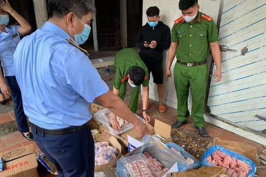 Hà Nội: Phát hiện, thu giữ gần 3.000 kg thực phẩm không rõ nguồn gốc