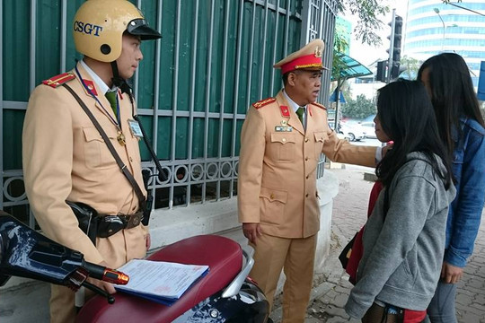 Hà Nội tăng cường xử phạt người không đội mũ bảo hiểm khi tham gia giao thông