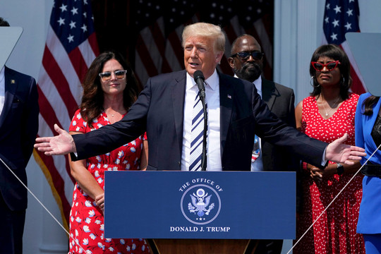 Ông Trump đệ đơn kiện tập thể Facebook, Twitter và Google