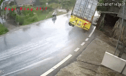 Đường trơn trượt, xe container mất lái lật phơi bụng, đè sát nhà dân