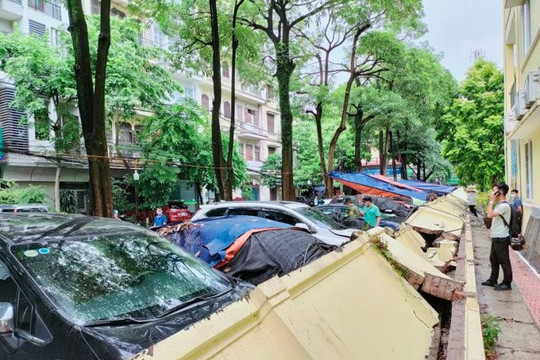 Sập tường bao trường Mầm non Mai Dịch, hơn 10 chiếc xe ô tô bị đè bẹp