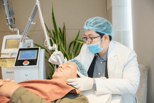Bác sĩ da liễu Nguyễn Minh Phát Đạt – “Bàn tay vàng trong làng” điều trị da