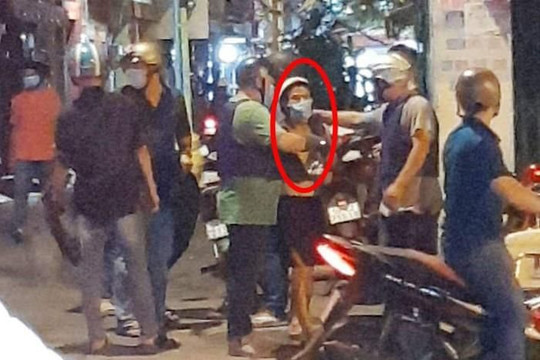 Tạt xăng đốt nhà hàng xóm, rồi chạy về nhà cố thủ